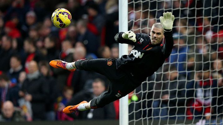 manchester-united-victor-valdes-warm-up_3250430